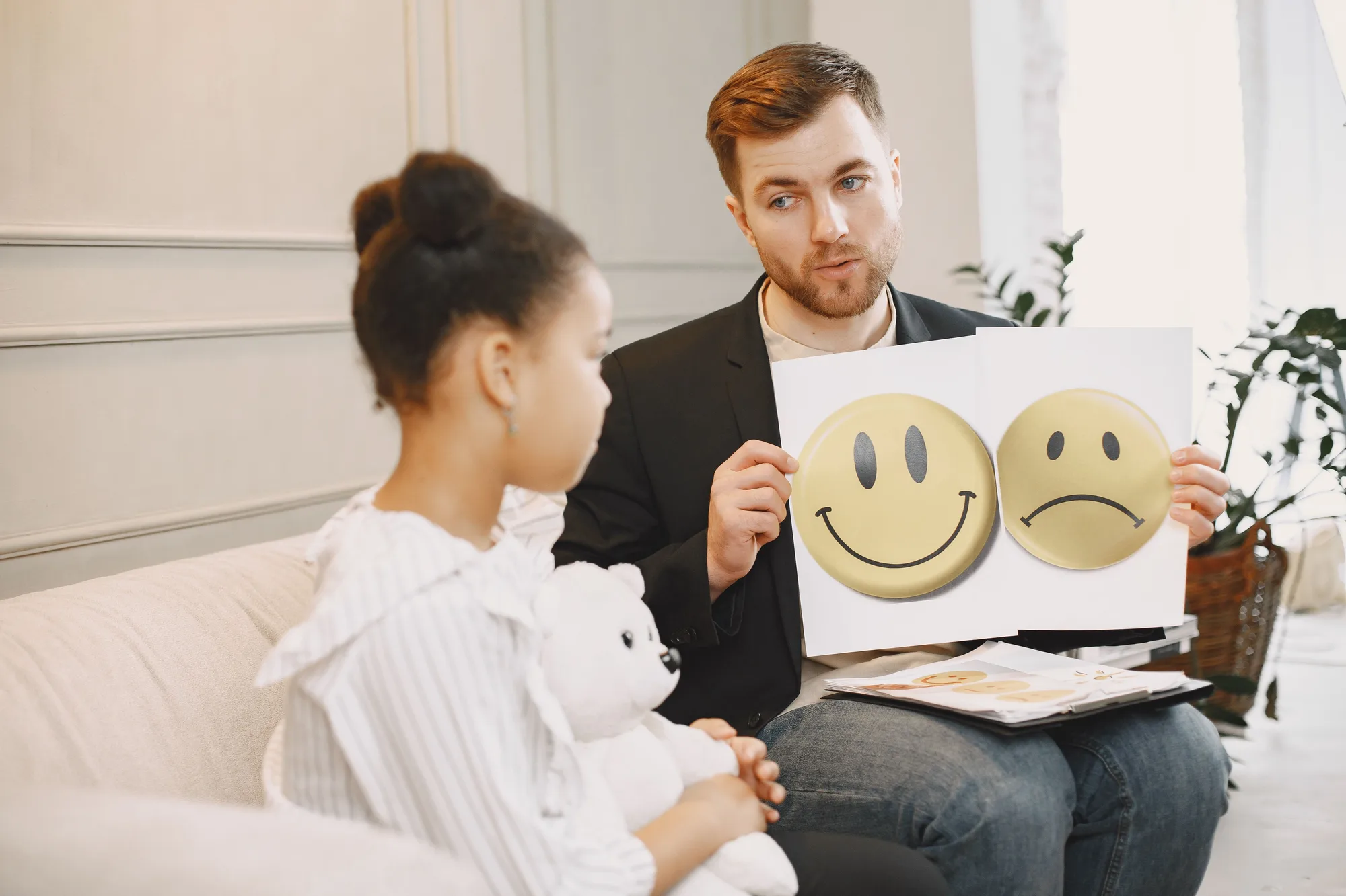 Terapeut sa djetetom radi na prepoznavanju emocija tokom logopedske procjene
